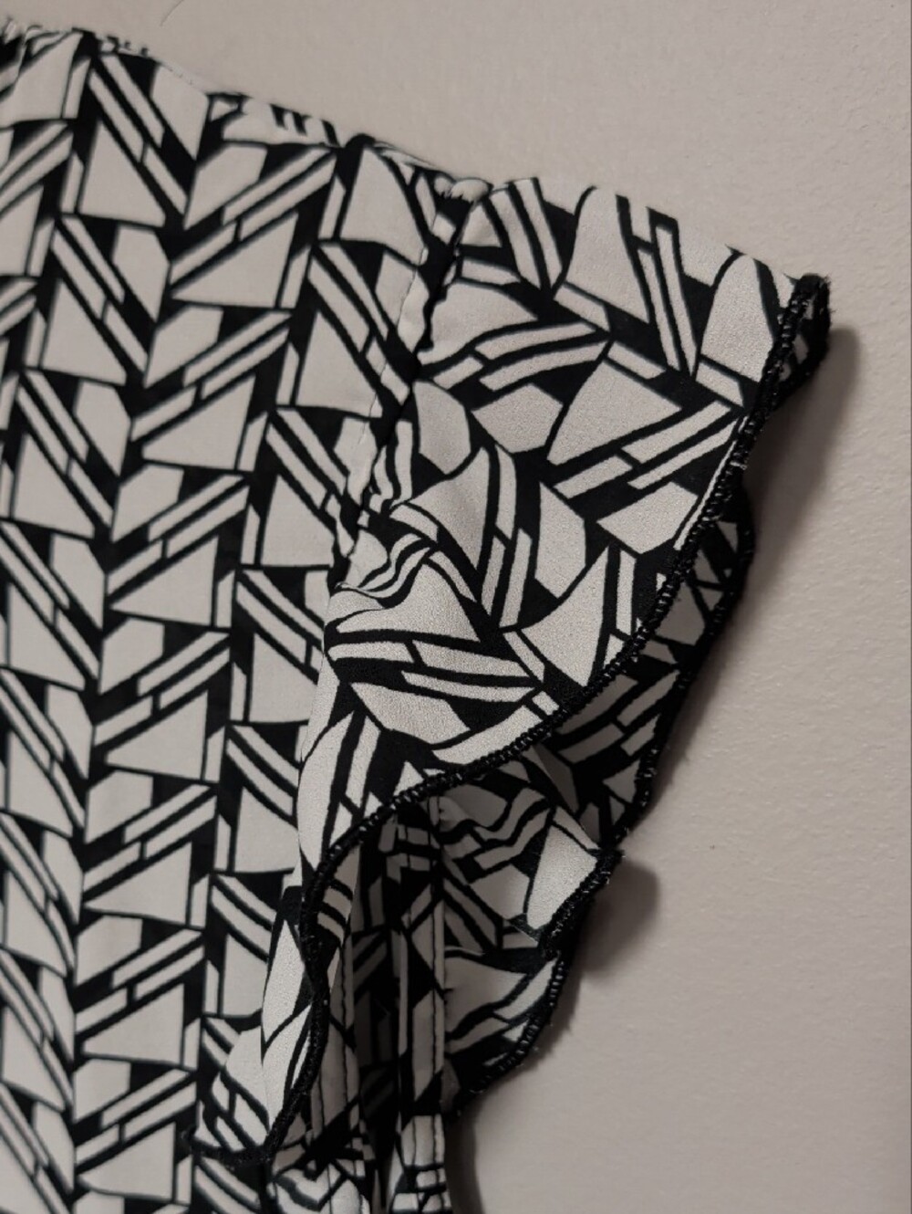 Haver. Black & White Geometric Tie-Neck Flutter-Sleeve Blouse - Picture 2 of 6